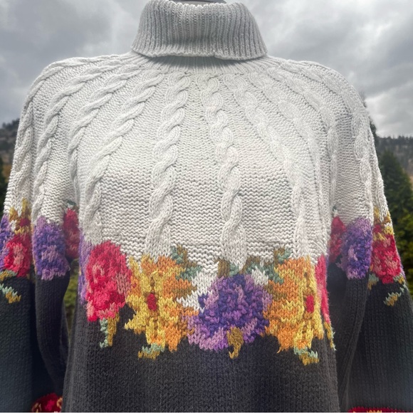 Floral Patterned Turtleneck Sweater - Picture 3 of 9
